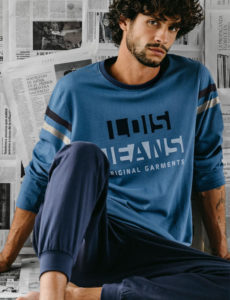 Hombre casual luciendo una camiseta con el logo 'LOIS JEANS' y pantalones a juego.
