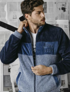 Hombre elegante luciendo una chaqueta LOIS de color marino con detalles modernos